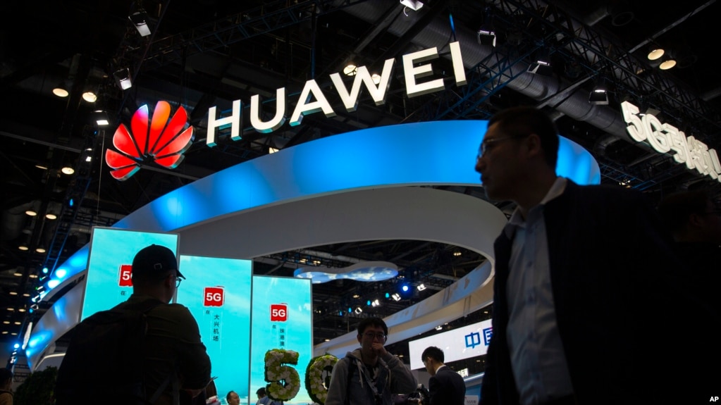 資料照片：在北京舉行的 PT 博覽會上，與會者走過中國技術公司華為的 5G 服務展示。(2019年10月31日）