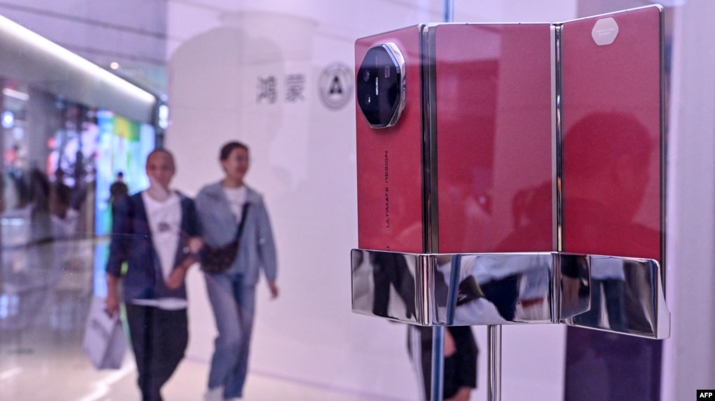 一家北京商場內的華為專賣店在展示最新產品可摺疊手機Mate XT。（2024年9月10日）