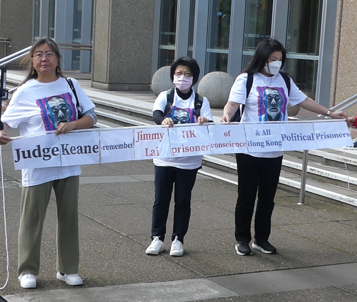 示威者要求澳藉法官祈顯義關注香港政治犯。(記者丘德真拍攝)