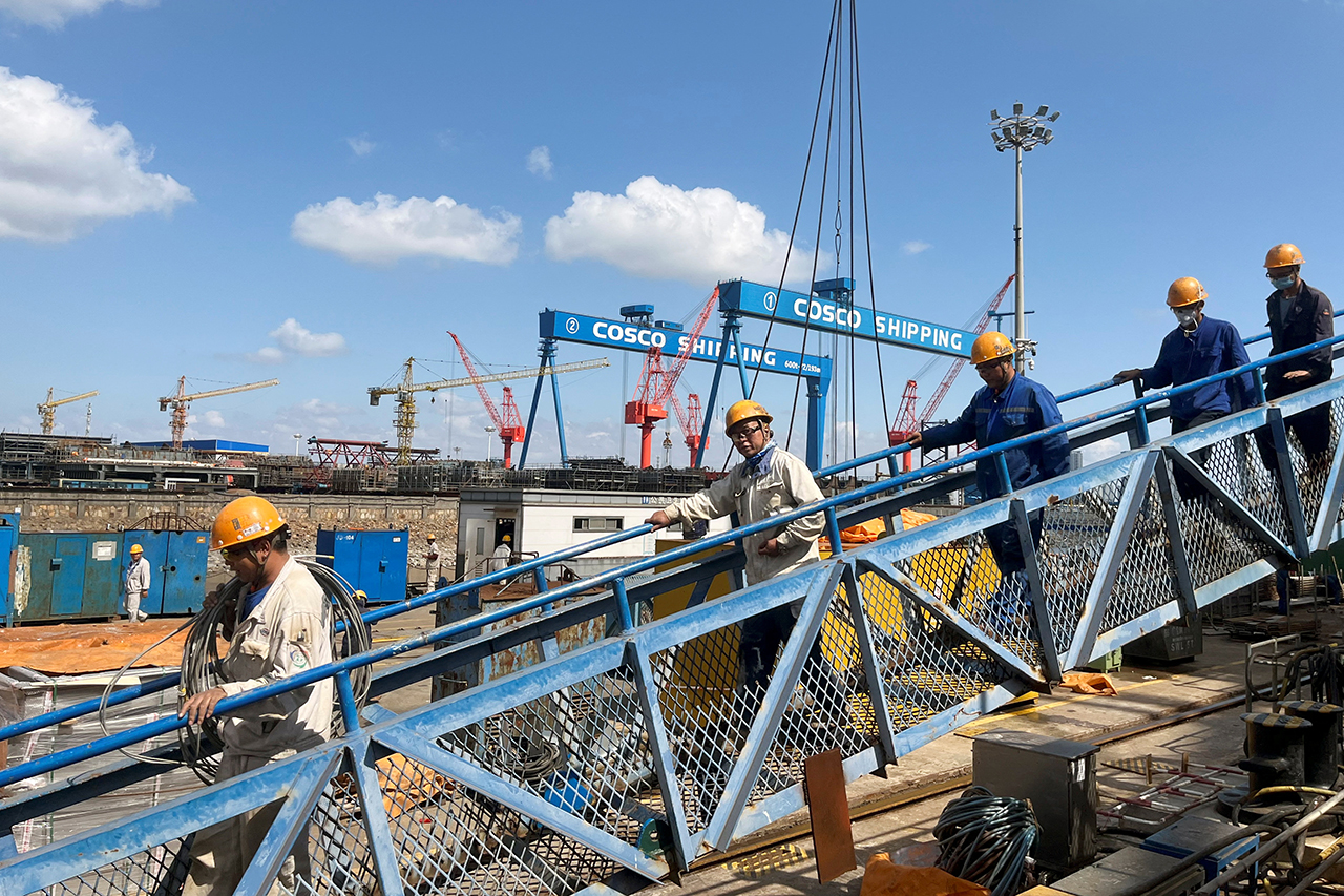 wy2.jpg 工人鱼贯进入江苏南通中远海运船务工程有限公司所属的启东离岸船坞工作区 (路透社图片)