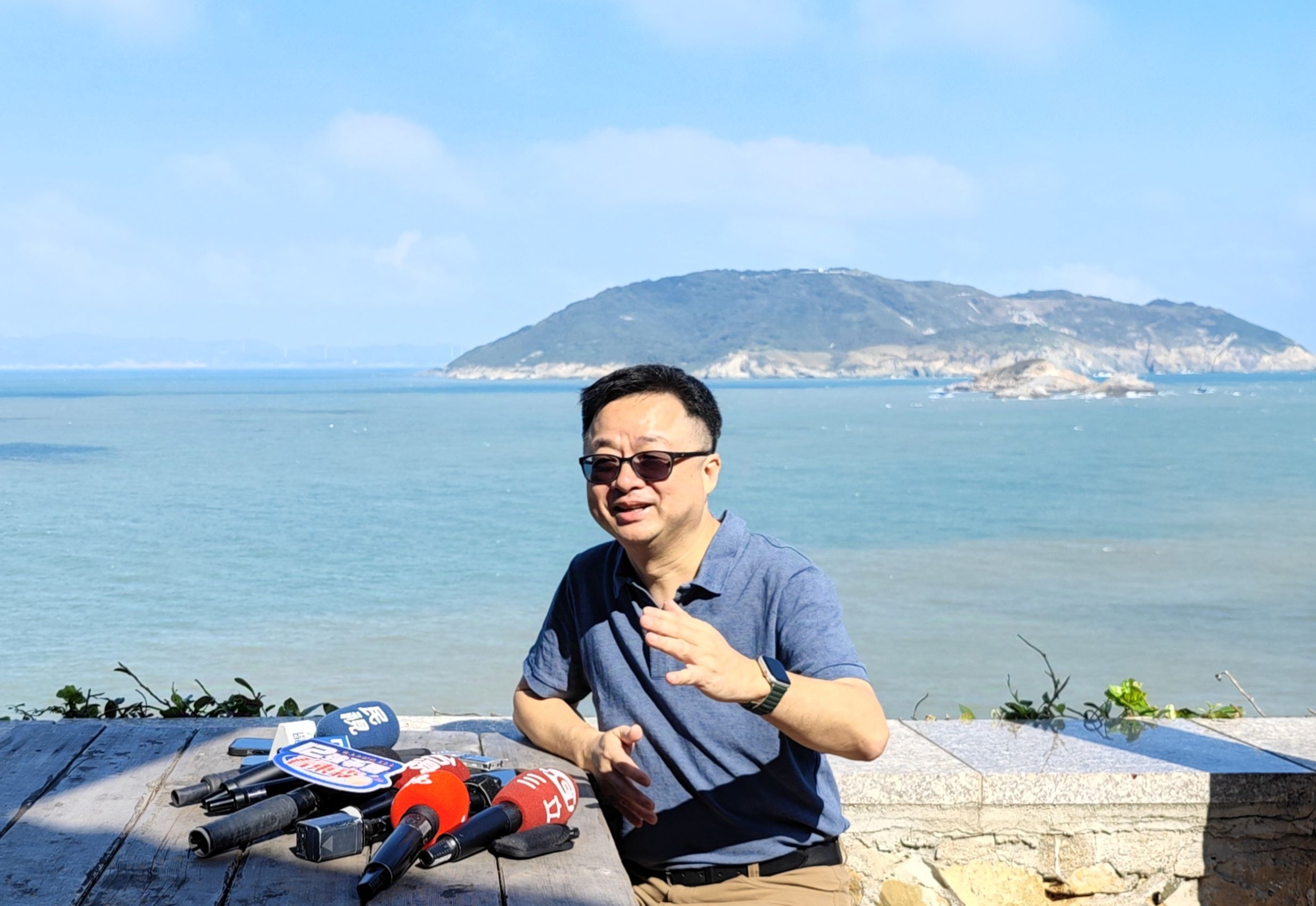 2.jpg 海基会秘书长罗文嘉在大坵岛上受访,后方为福建高登岛。(海基会提供)