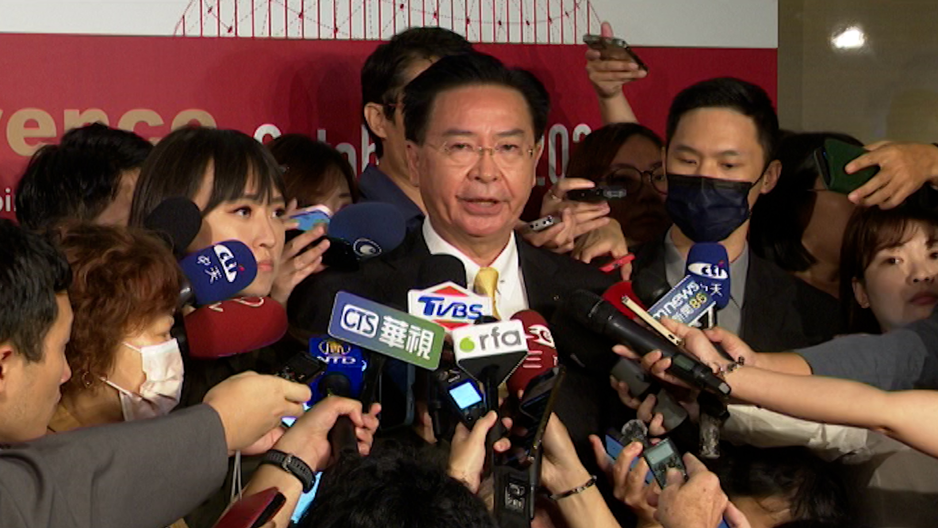 1.jpg 台湾的国安会秘书长吴钊燮10月14日受访谴责中方违反国际规则(记者唐正摄)