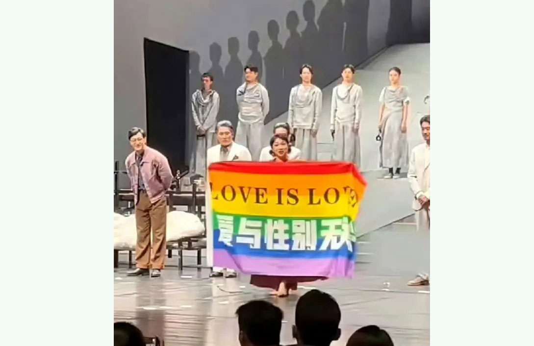 0078iFEWly1huwjdinbykj30mp0svtb3.jpg “毒舌嬷嬷”发文截屏金星举彩虹旗的画面。(截屏自“毒舌嬷嬷”)