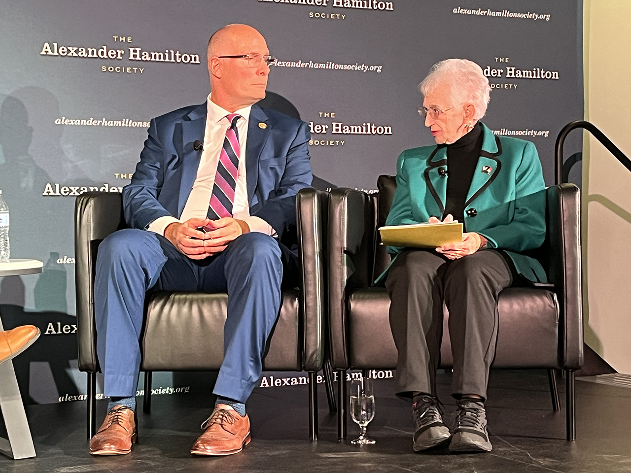 IMG_1354.jpg 众议院美国与中共战略竞争特设委员会主席约翰·穆勒纳尔(左):“我们的联合调查结果令人震惊。中国共产党正在通过美国纳税人资助的研究,并通过在中国的美中联合研究机构来推动其军事进步。” (记者凯迪摄)