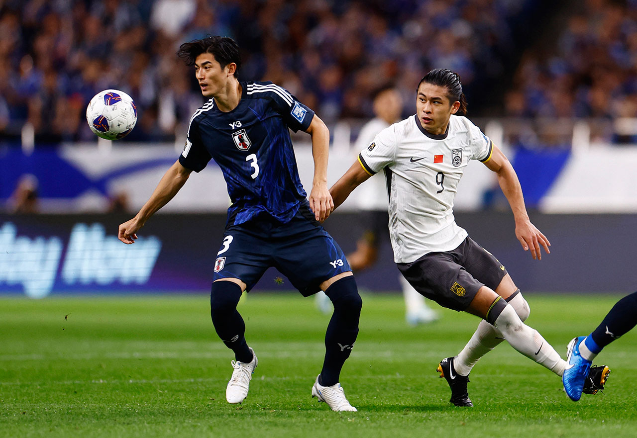 2024年9月5日，在東京琦玉體育場舉行的2026年世界盃預選賽第三輪比賽中，中國隊球員張玉寧（右）與日本隊球員谷口彰悟（左）爭搶球權。（路透社）」（路透社）