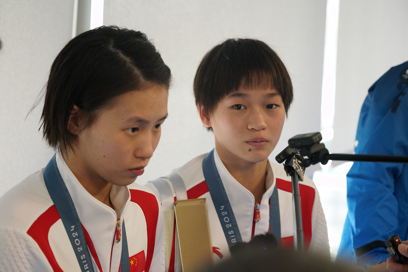 lu1.jpg 中国跳水运动员全红婵(右)在获取金牌后接受媒体采访(RFA)