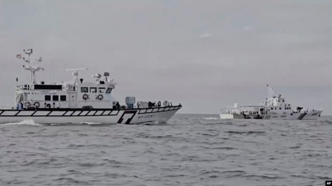 台湾海岸警卫局视频截图:左图为2024年7月11日一艘台湾海岸警卫局船只在台湾金门县附近追逐一艘中国海警船只。 台湾海岸警卫局视频截图:左图为2024年7月11日一艘台湾海岸警卫局船只在台湾金门县附近追逐一艘中国海警船只。