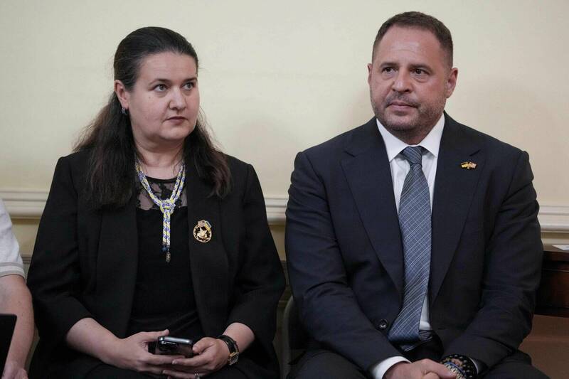 烏克蘭駐美大使馬卡羅娃（左）與總統辦公室主任葉爾馬克（右）。據報導，在美援中斷的關鍵時刻，基輔考慮撤換駐美大使，以更具政治份量的「超級大使」取代。（法新社檔案照）