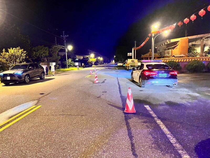 花蓮縣新城鄉中山路鎮安宮附近，昨深夜11點發生1起死亡車禍，54歲卓姓男子騎自行車不明原因突然倒卧在道路上遭車輛輾過。（圖由民眾提供）