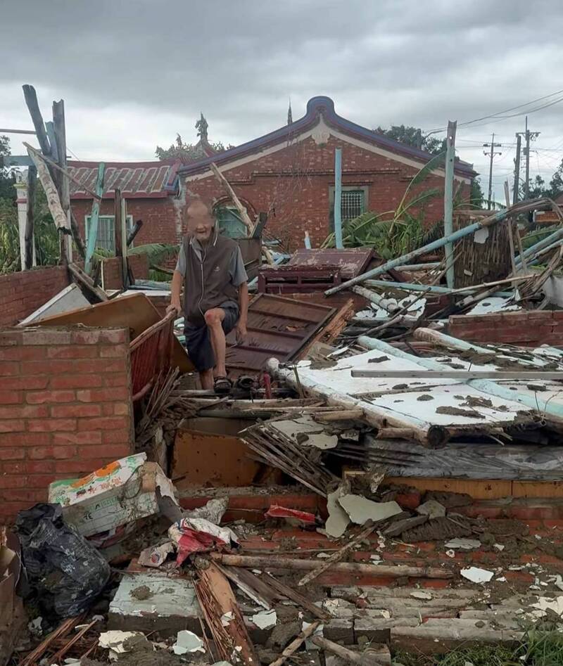 台南新營區角帶里1棟磚造平房昨傳在丹娜絲強風中倒塌,1位80歲獨居老翁被掉落的磚塊砸到頭部,雙腳膝蓋也有擦挫傷,所幸自行爬出脫困,沒有生命危險。(民眾提供) 台南新營區角帶里1棟磚造平房昨傳在丹娜絲強風中倒塌,1位80歲獨居老翁被掉落的磚塊砸到頭部,雙腳膝蓋也有擦挫傷,所幸自行爬出脫困,沒有生命危險。(民眾提供)