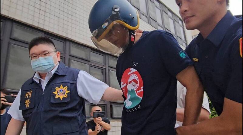 新北市土城發生人倫悲劇,今中午11時許,46歲謝姓男子尾隨妻子、小姨子,開車撞倒騎機車雙載的姊妹倆,接著手持水果刀下車,對倒地的兩人一陣亂砍,做案後開車南下逃跑,最終被警方在彰化逮捕。(記者徐聖倫翻攝) 新北市土城發生人倫悲劇,今中午11時許,46歲謝姓男子尾隨妻子、小姨子,開車撞倒騎機車雙載的姊妹倆,接著手持水果刀下車,對倒地的兩人一陣亂砍,做案後開車南下逃跑,最終被警方在彰化逮捕。(記者徐聖倫翻攝)