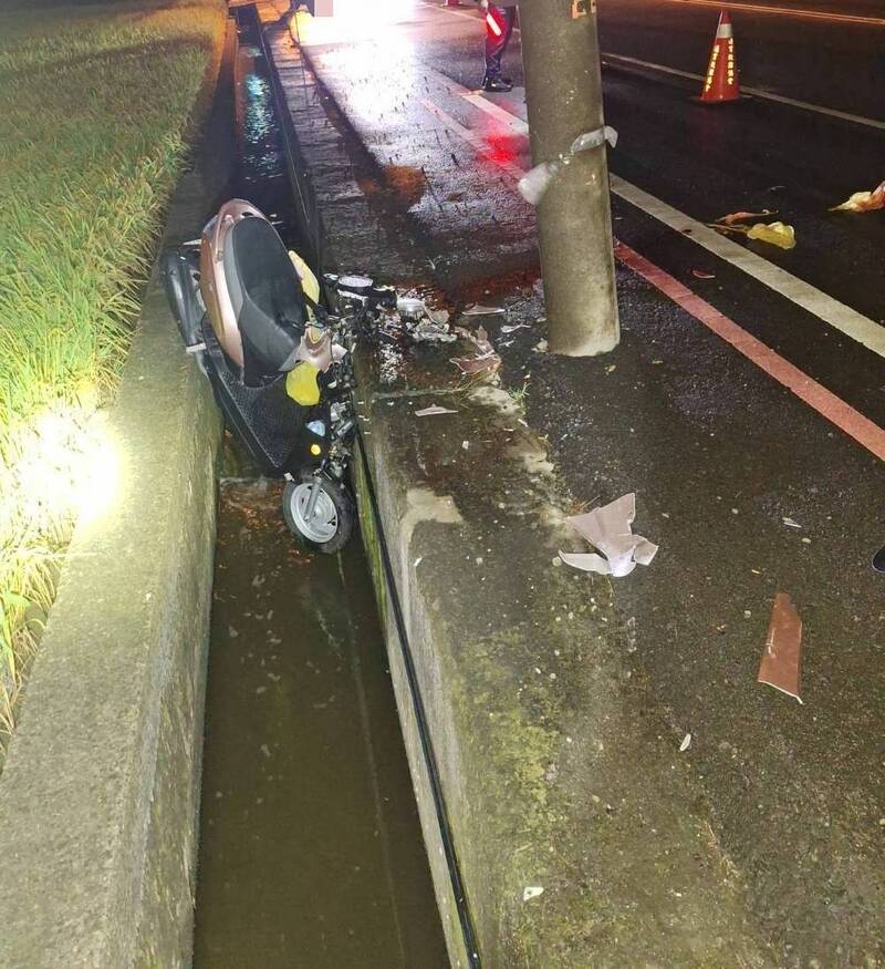 母载子撞电杆酿1死1伤，重伤子仍不治。图为当时机车倒插入水沟画面。（民众提供）