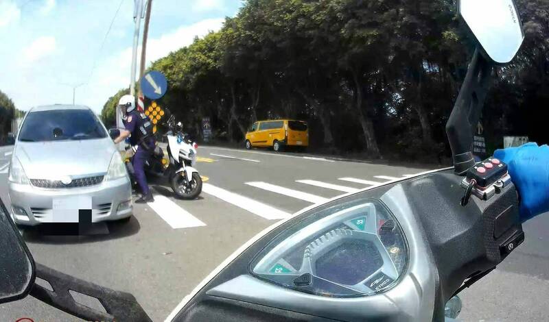 桃園市大園警分局獲報攔截圍捕偷車賊，過程中竊嫌一度企圖衝撞警用機車。（記者余瑞仁翻攝）