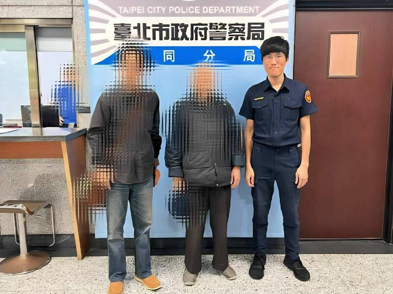 警方帮助胡姓人瑞（中）与家人团聚。（记者王冠仁翻摄）