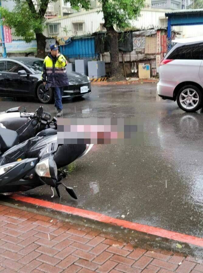 新北市土城發生人倫悲劇,謝姓男子大白天當街將妻子、小姨砍死。(記者徐聖倫翻攝) 新北市土城發生人倫悲劇,謝姓男子大白天當街將妻子、小姨砍死。(記者徐聖倫翻攝)