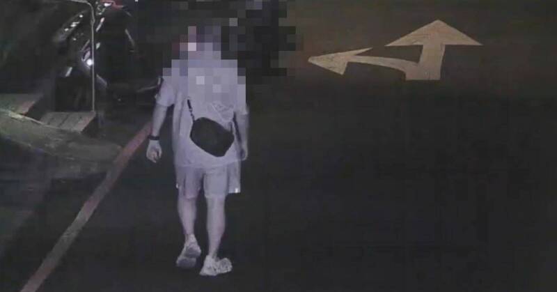 岳嫌饮酒返家途中，仅因心情不好折弯罢团宣传车牌。（记者陆运锋翻摄）