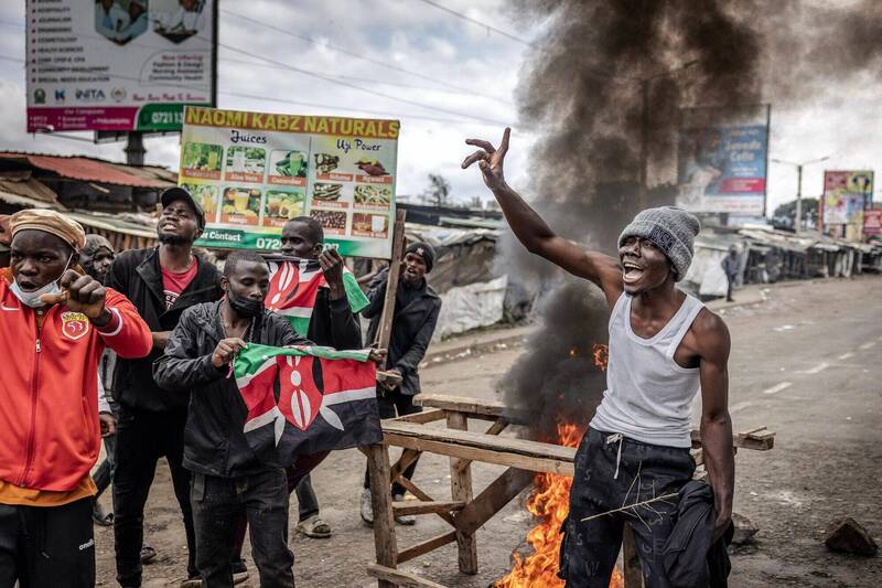 肯亞警方7日與示威者爆發衝突，造成10人死亡。圖為示威者。（法新社）