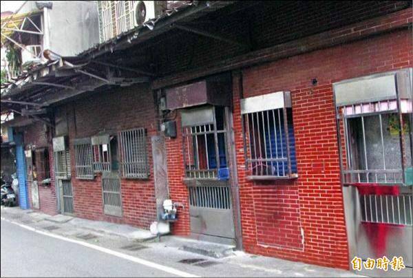 基隆市警局持續掃蕩色情,昨查獲基隆市知名紅燈區「鐵路街」有2名泰國籍女子脫衣接客,將拉客的張婦依妨害風化罪嫌送辦。(記者林嘉東攝) 基隆市警局持續掃蕩色情,昨查獲基隆市知名紅燈區「鐵路街」有2名泰國籍女子脫衣接客,將拉客的張婦依妨害風化罪嫌送辦。(記者林嘉東攝)