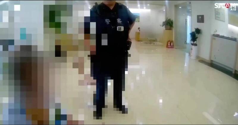 警方到场劝说老翁打消汇款念头。(记者姚岳宏翻摄) 警方到场劝说老翁打消汇款念头。(记者姚岳宏翻摄)