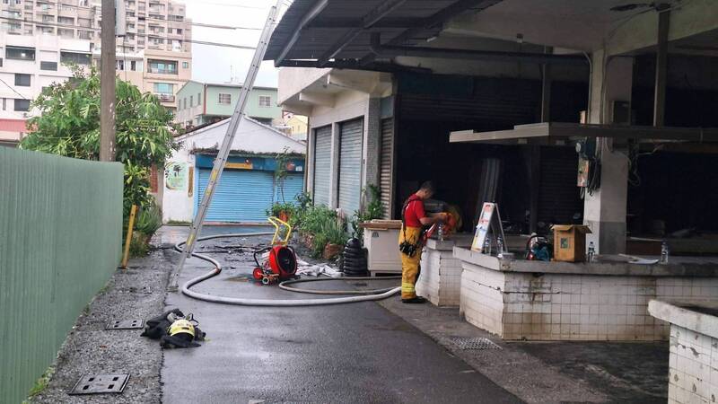 高雄市鳥松區民宅發生火警,一家八口及時逃生。(民眾提供) 高雄市鳥松區民宅發生火警,一家八口及時逃生。(民眾提供)