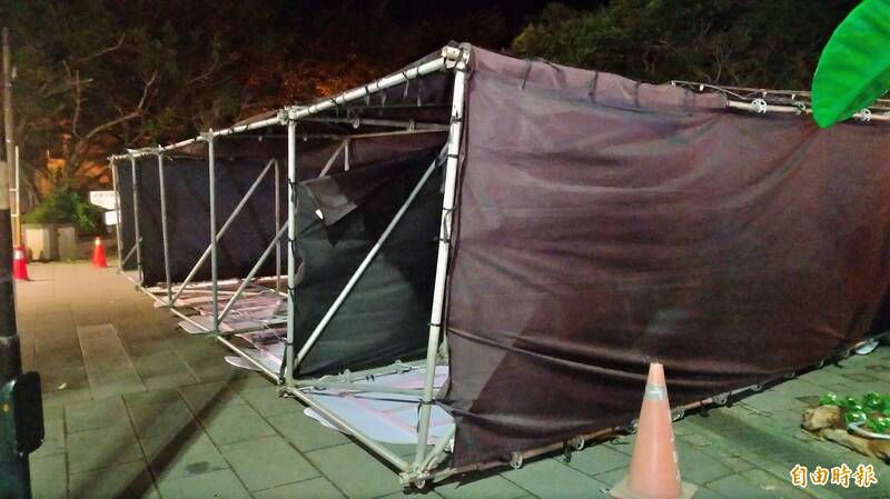宜蘭縣員山鄉公所2020年2月舉辦員山燈節,現場布置的迎賓牌樓1月26日晚間約7點被強風吹倒,造成林姓阿嬤、鄭姓婦人母女被壓傷,林姓阿嬤事後傷重不治。(資料照,記者江志雄攝) 宜蘭縣員山鄉公所2020年2月舉辦員山燈節,現場布置的迎賓牌樓1月26日晚間約7點被強風吹倒,造成林姓阿嬤、鄭姓婦人母女被壓傷,林姓阿嬤事後傷重不治。(資料照,記者江志雄攝)