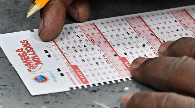 美国北卡罗来纳州1名长途卡车司机日前开车到马里兰州送货时,顺道购入彩券试试手气,没想到开奖后意外发现赢得5万美元(约新台币145万元)大奖。(法新社资料照) 美国北卡罗来纳州1名长途卡车司机日前开车到马里兰州送货时,顺道购入彩券试试手气,没想到开奖后意外发现赢得5万美元(约新台币145万元)大奖。(法新社资料照)