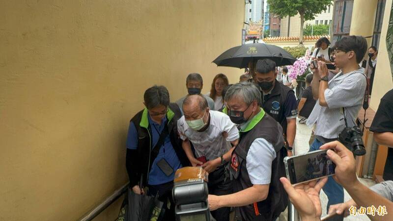 检警今天相验土城凶杀案中遇害张家姊妹遗体，家属透露狡猾嫌犯不交代弃刀地点，还是干员土法炼钢，才在福尔摩沙高速公路52K处边坡，发现关键凶刀刀刃；图为张父瘫哭需人搀扶。（记者吴仁捷摄）