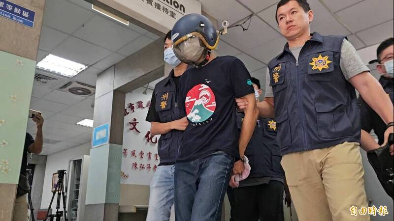 谢男被警方移送时,见到媒体疑似故意发出啜泣声企图博取同情。(记者徐圣伦摄) 谢男被警方移送时,见到媒体疑似故意发出啜泣声企图博取同情。(记者徐圣伦摄)