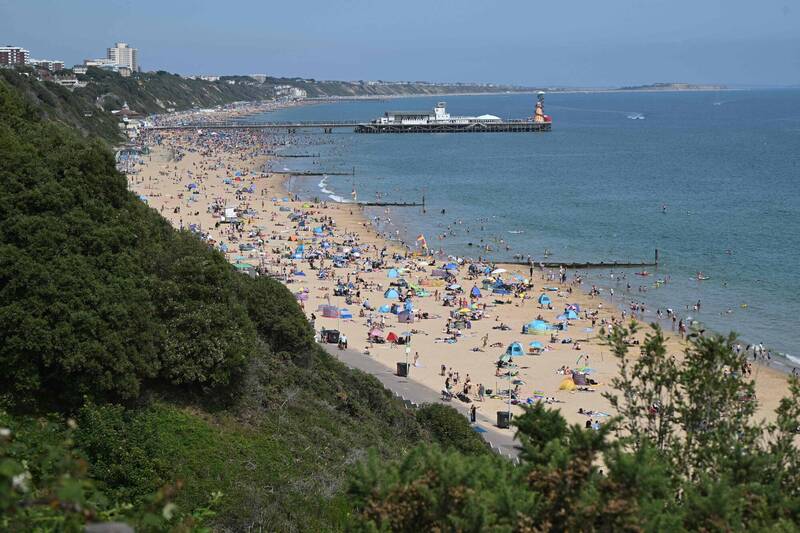 英國警方表示，1名少女在知名觀光景點伯恩茅斯海灘（Bournemouth Beach）附近的公共廁所內遭性侵，一名31歲男子已被逮捕，當地警方正進一步調查中。示意圖，圖與新聞事件無關。（法新社資料照）
