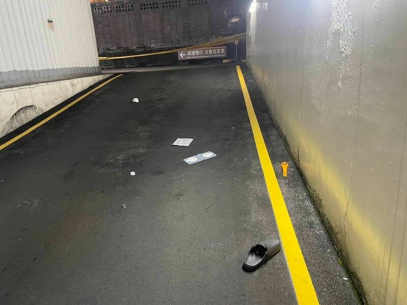 現場遺留拖鞋及散落物品，情況駭人。（民眾提供）