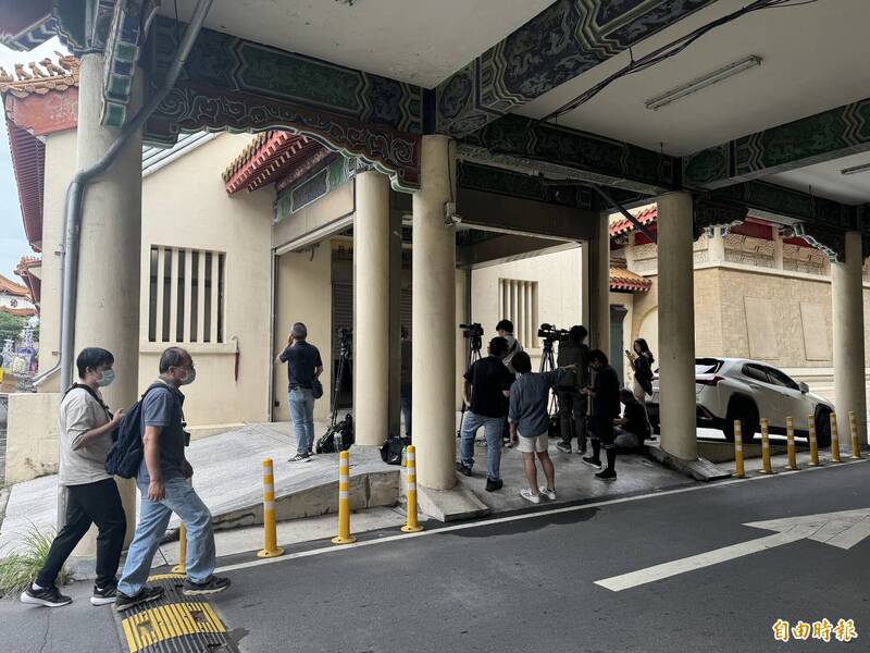 檢警今相驗土城兇殺案中遇害的張家姊妹2人遺體，釐清死因、致命傷；小姨子乾爹乾媽到場，表示謝嫌應收押，而不是讓他交保。（記者吳仁捷攝）