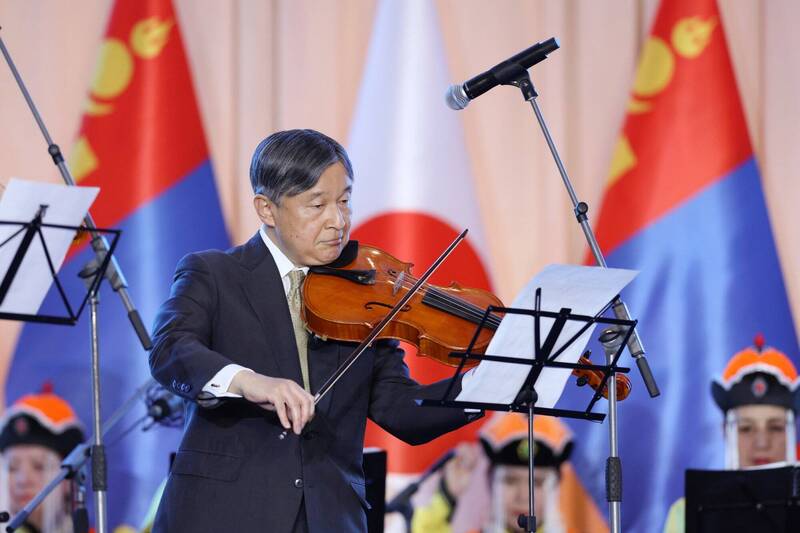 日本德仁天皇赴蒙古國訪問，罕見公開演奏中提琴。（歐新社）