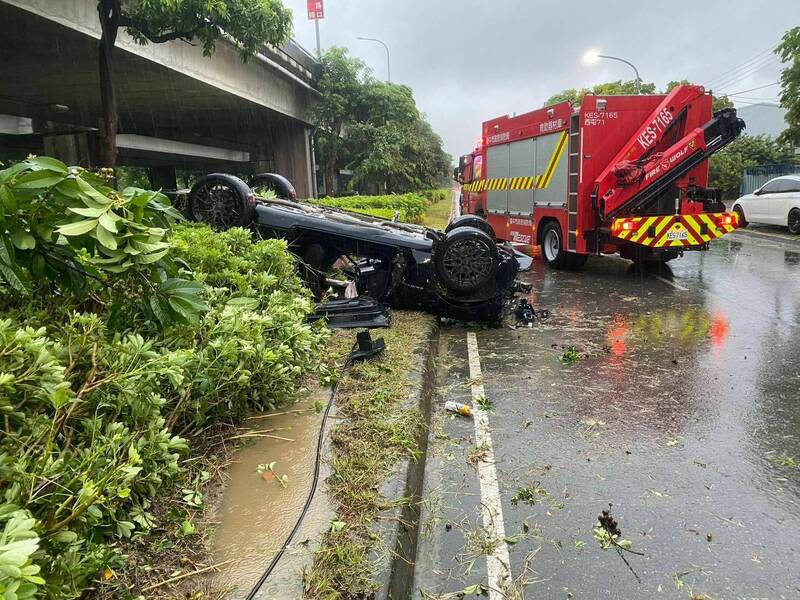 警方驰抵自撞翻车现场，车内驾驶与乘客都不知去向。（记者张瑞桢翻摄）