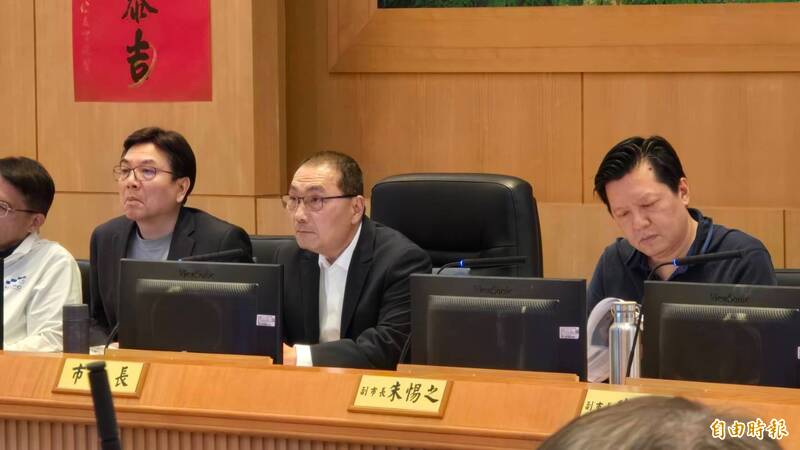 針對新店勇消執勤溺水案,新北市長侯友宜今(9)日在市政會議上責成相關單位,依消防法組成調查會調查事故,同時要從優撫恤、慰問相關同仁。(記者黃子暘攝) 針對新店勇消執勤溺水案,新北市長侯友宜今(9)日在市政會議上責成相關單位,依消防法組成調查會調查事故,同時要從優撫恤、慰問相關同仁。(記者黃子暘攝)