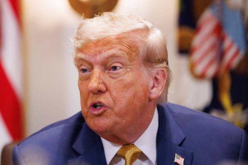 川普8日在內閣會議中指責普廷「扯了一堆廢話」，並強調他對於一項對俄制裁法案「非常感興趣」。（歐新社）