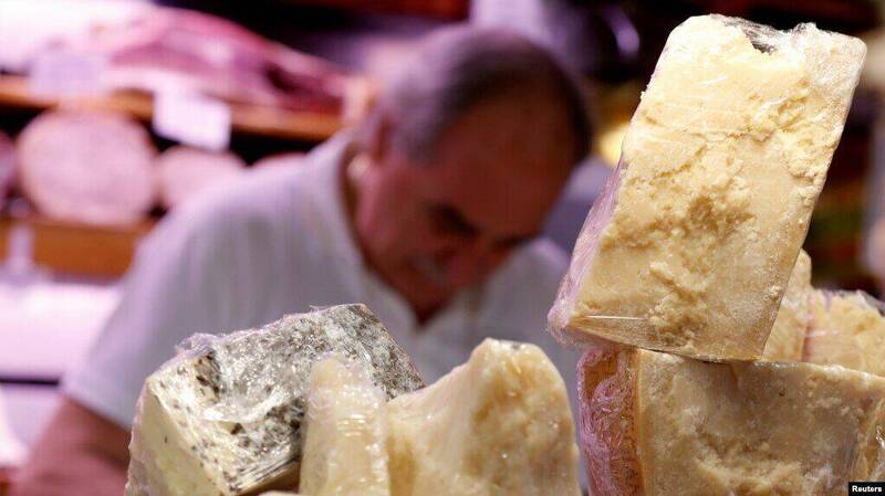 义大利罗马一家熟食店柜台上陈列的帕马森起司（右）与佩克里诺罗马诺起司。最新研究指出，乳制品可能与恶梦频率相关，特别是对乳糖不耐症者而言。（路透资料照）