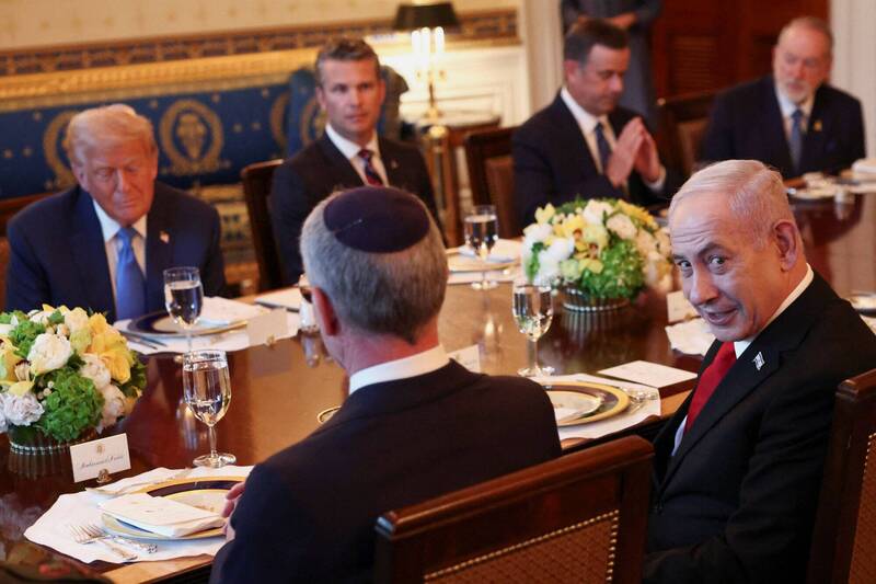 以色列總理納坦雅胡(右)7日與美國總統川普(左)在白宮共進晚餐,8日又會面。(路透) 以色列總理納坦雅胡(右)7日與美國總統川普(左)在白宮共進晚餐,8日又會面。(路透)