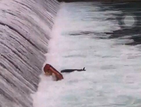 新北市消防局第四救灾救护大队消防员及义消昨（8）日到新店广兴桥北势溪执行搜救任务，在拦砂坝激流中翻船落水，救人警消不幸2死1命危。（资料照）