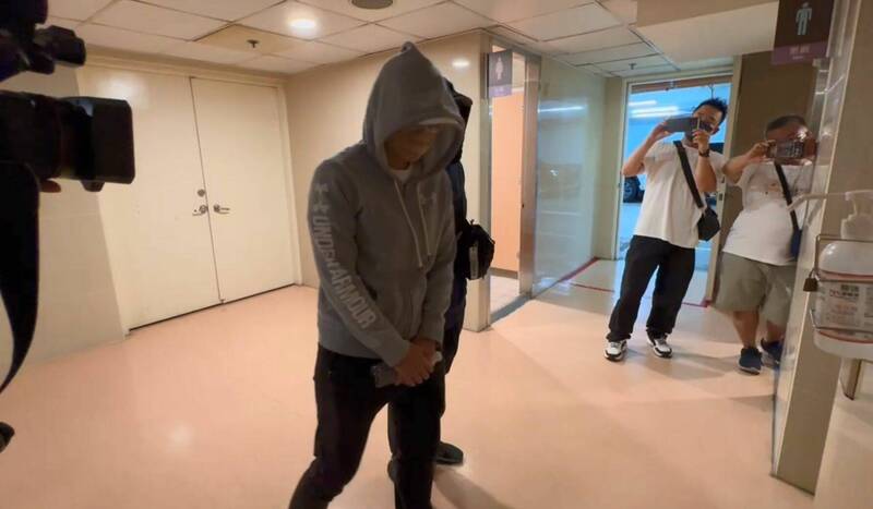 死者陳姓男子友人前往醫院,面對媒體追問僅低調道歉。(記者陸運鋒翻攝) 死者陳姓男子友人前往醫院,面對媒體追問僅低調道歉。(記者陸運鋒翻攝)