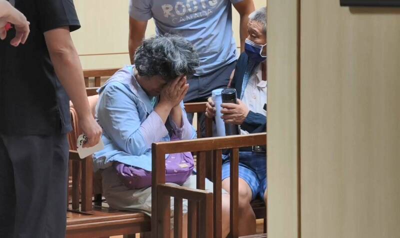 勇消張敬謙仍在與死神拔河,家屬在急救室外祈禱好消息。(記者陸運鋒翻攝) 勇消張敬謙仍在與死神拔河,家屬在急救室外祈禱好消息。(記者陸運鋒翻攝)