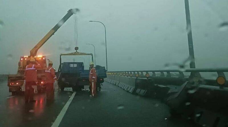 雨天視線不良,1部小貨車行駛國道3號北向227.1公里處自撞護欄。(國道警方提供) 雨天視線不良,1部小貨車行駛國道3號北向227.1公里處自撞護欄。(國道警方提供)