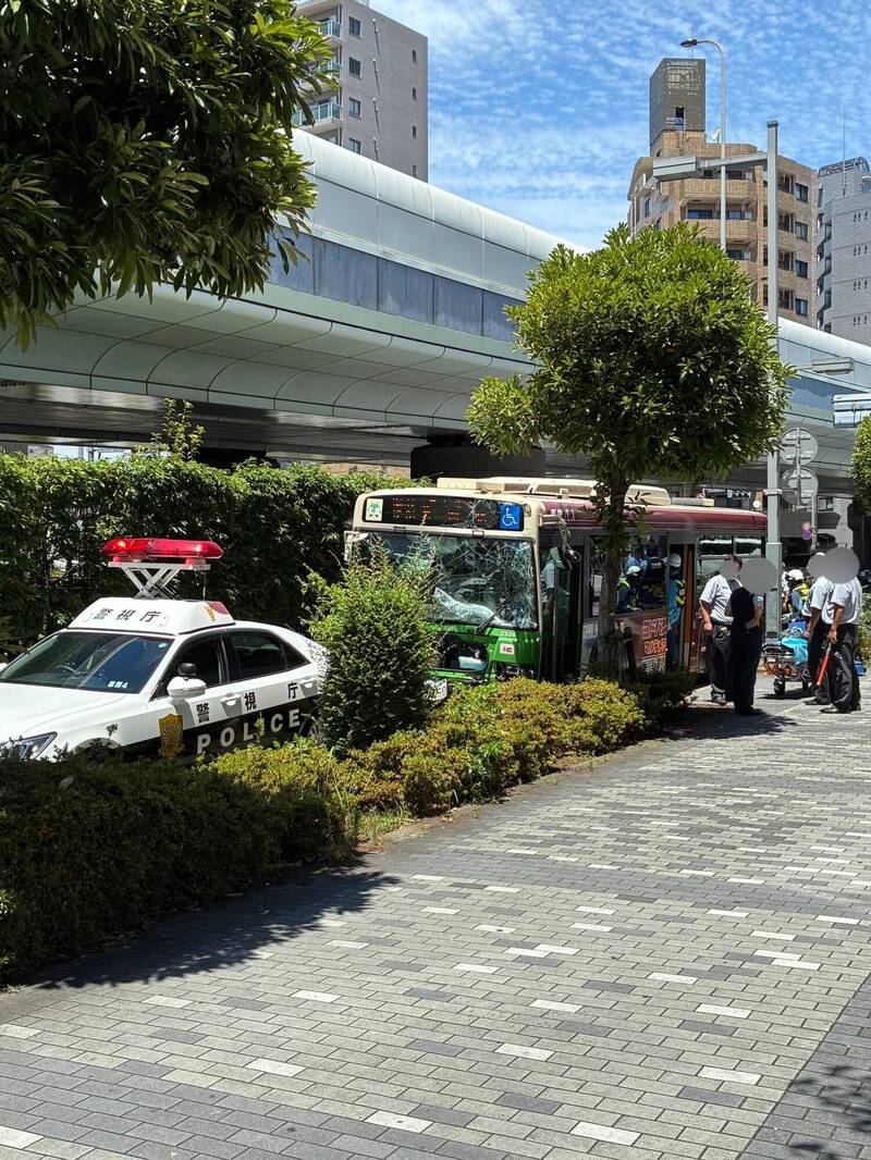 日本东京江户川区10日发生公车事故,造成12人受伤。(撷取自@musatwt/X) 日本东京江户川区10日发生公车事故,造成12人受伤。(撷取自@musatwt/X)