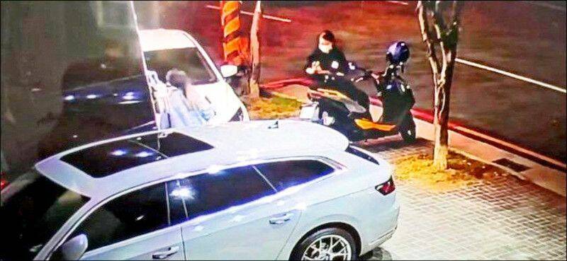 王家五口命案，中检决定5人遗体解剖厘清死因，图为王家姊妹（图左与图右）到当舖抵押汽机车借钱画面。（民众提供）