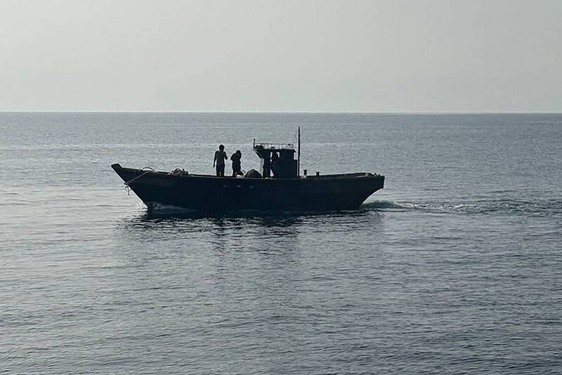 南韩统一部官员证实，9日已经由日本海将乘船越过北方限界线的6名北韩公民遣返。图为6人自力航行北返。（法新社）