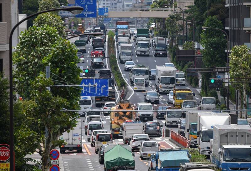 在日本国会中，有议员指出，部分观光客虽无住民票，却以饭店等临时住所作为居住地申请换照，一旦发生事故，将造成执法困难；也有人批评知识测验太简单，恐让不熟悉日本交通规则的外国人上路，增加风险。图为日本东京。（彭博）