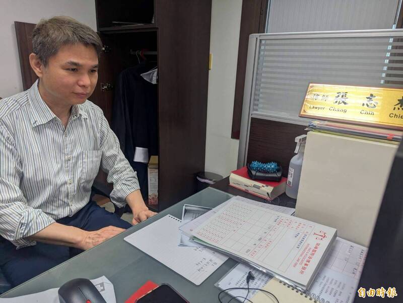 高雄地检署前主任检察官张志杰脱下「紫色」法袍,转换跑道改行当律师。(记者黄佳琳摄) 高雄地检署前主任检察官张志杰脱下「紫色」法袍,转换跑道改行当律师。(记者黄佳琳摄)