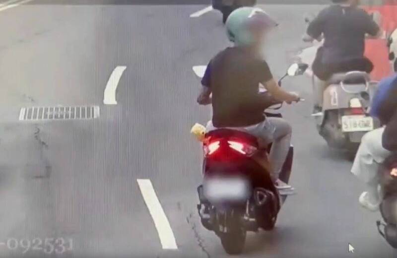 后方骑士认为遭到辱骂，追上前理论。（记者陆运锋翻摄）