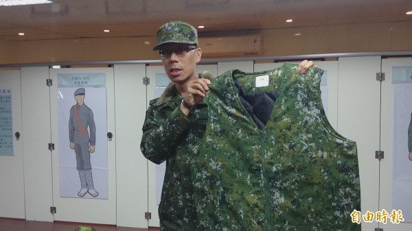 图为马防部支援营补给连连长王子鑫展示军方新发的数位迷彩背心。（资料照，记者罗添斌摄）