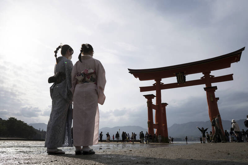 日本驾照转换新制拟10月上路，喜欢到日本自驾旅游的台湾人并不受影响。（美联社）