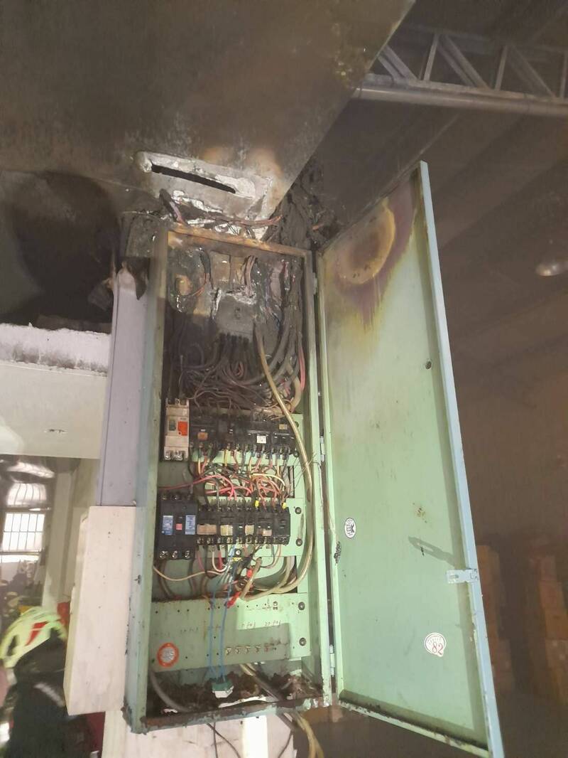 彰化縣和美鎮東發路今天傳出住宅火災，原來是配電箱起火，所幸老翁第一時間試著用滅火器才滅火。（民眾提供）